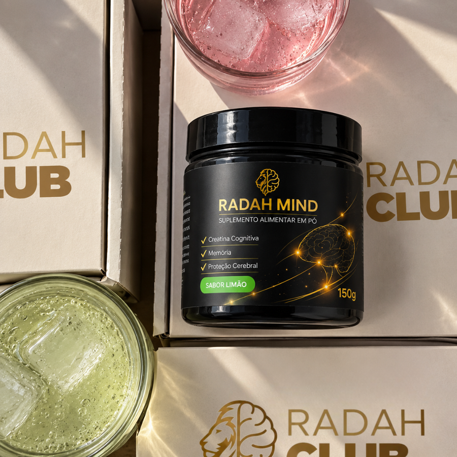 Bebidas de RADAH MIND limão e melancia preparadas sobre caixas RADAH CLUB