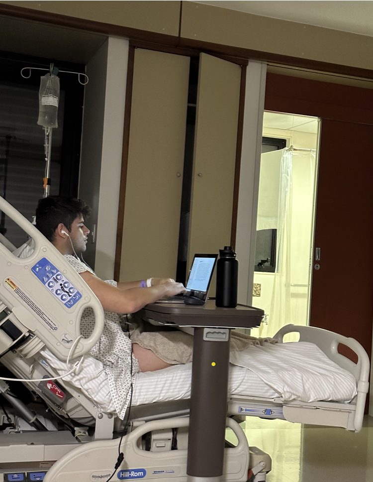 Nestor escrevendo o livro no leito do hospital